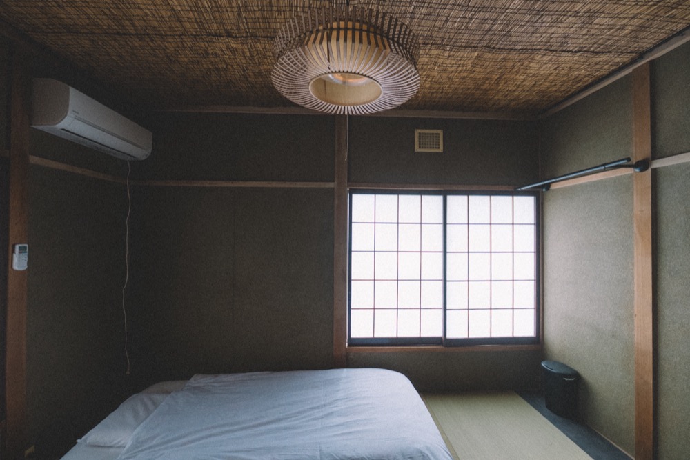 木の設えと室内風景